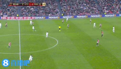 图片报：拜仁周四在贝肯鲍尔的墓前敬献了新花圈