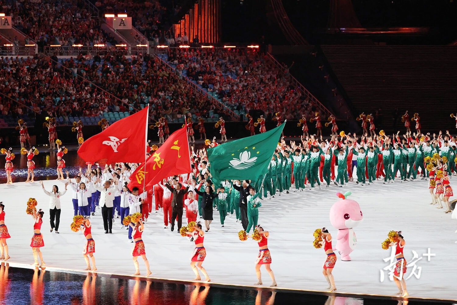 76人主场失利 恩比德受犯规困扰